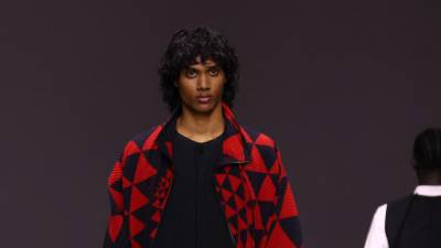 Modelo luce una propuesta de la colección Otoño/Invierno 2023/2024 del diseñador Issey Miyake. Modelo luce una propuesta de la colección Otoño/Invierno 2023/2024 del diseñador Issey Miyake.