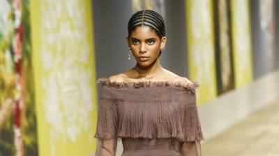 Desfile de Dior Fall/Winter 2022/23 colección de alta costura, diseñada por Maria Grazia Chiuri. Desfile de Dior Fall/Winter 2022/23 colección de alta costura, diseñada por Maria Grazia Chiuri.