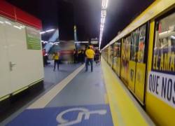 Uno de los trenes del Metro de Quito luce completamente de amarillo por la participación de la selección en el mundial.