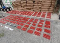 Fotografía de los tacos de dinamita incautados por el Ejército ecuatoriano.