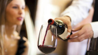 ¿Qué tipo de vino se debe elegir para acompañar una carne? ¿Qué tipo de vino se debe elegir para acompañar una carne?