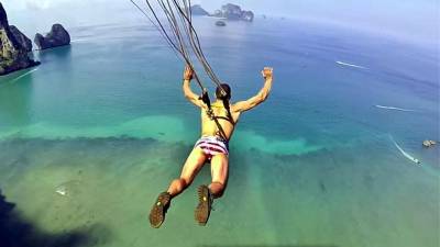 Deportista incrustó los ganchos del paracaídas en su espalda Deportista incrustó los ganchos del paracaídas en su espalda