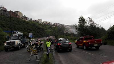 Deslizamiento de tierra ocasiona cierre de avenidas en Quito Deslizamiento de tierra ocasiona cierre de avenidas en Quito