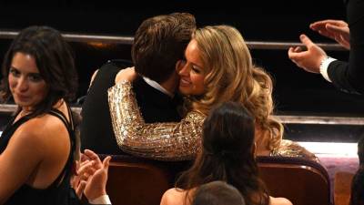 Quién es la misteriosa y voluptuosa mujer que acompañó a Ryan Gosling a los Oscar Quién es la misteriosa y voluptuosa mujer que acompañó a Ryan Gosling a los Oscar