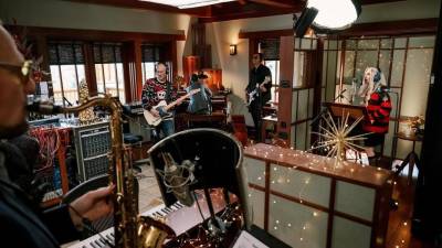 Una de las imágenes que Lady Gaga subió a su Instagram en el estudio donde grabó su versión de 'Santa Claus is coming to town'. Una de las imágenes que Lady Gaga subió a su Instagram en el estudio donde grabó su versión de 'Santa Claus is coming to town'.