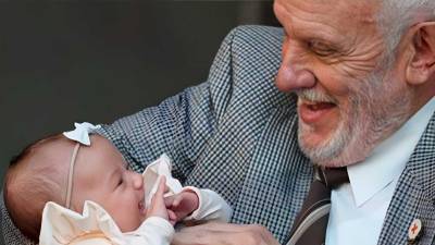 Hombre salva la vida de 2,4 millones de bebés al donar sangre durante seis décadas Hombre salva la vida de 2,4 millones de bebés al donar sangre durante seis décadas