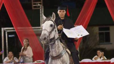Estudiante recibi&oacute; su t&iacute;tulo montando el caballo que lo llev&oacute; a clases diariamente