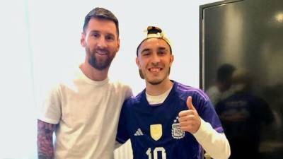 VIDEO: La bienvenida en su hogar que Lionel Messi le dio a un fan&aacute;tico que esper&oacute; horas a las afueras de su casa para poder conocerlo