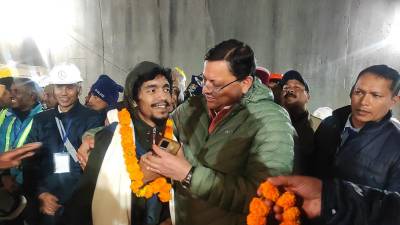 Rescatan a los 41 obreros atrapados en túnel de India desde hace más de dos semanas Rescatan a los 41 obreros atrapados en túnel de India desde hace más de dos semanas
