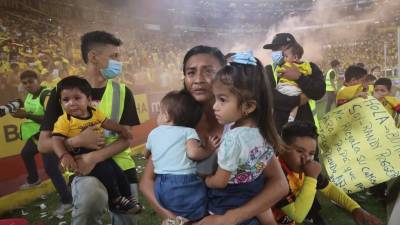 VIDEO: Encendido de bengalas provocó gresca entre hinchas de Barcelona y Emelec VIDEO: Encendido de bengalas provocó gresca entre hinchas de Barcelona y Emelec