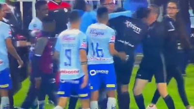 Los árbitros paralizan sus actividades tras agresión a un juez en un partido de la LigaPro Los árbitros paralizan sus actividades tras agresión a un juez en un partido de la LigaPro