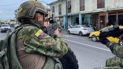 &quot;&iquest;D&oacute;nde est&aacute;n las armas?&quot;: As&iacute; se llevan a cabo los operativos en las &quot;zonas calientes&quot; de Esmeraldas