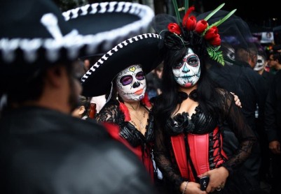 Catrinas mexicanas toman las calles previo al Día de Muertos