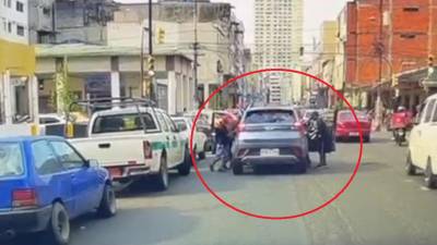 Video capta a menores de edad armados asaltando a ocupantes de un veh&iacute;culo en Guayaquil
