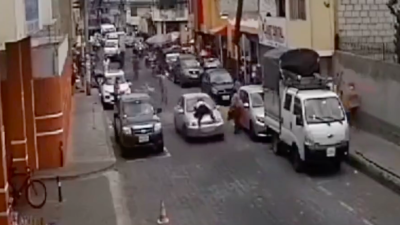 Video: conductor llev&oacute; en el cap&oacute; de su auto a un agente de tr&aacute;nsito para evitar multa en Quito 