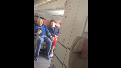 El hombre que abri&oacute; la puerta de un avi&oacute;n en vuelo dijo que se sent&iacute;a &quot;sofocado&quot;