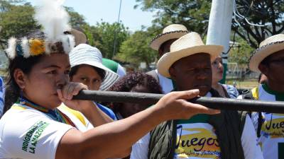 El juego de la bodoquera o pucuna consta de un tubo hecho de chonta de dos metros de largo y contiene una cerbatana que se dispara soplando.