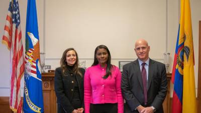 Fiscal Diana Salazar tambi&eacute;n se reuni&oacute; con el director del FBI en Washington