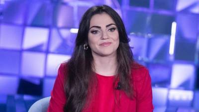 Cristina aprovechó a mostrar su cambio de imagen en el programa "Verissimo" Cristina aprovechó a mostrar su cambio de imagen en el programa "Verissimo"
