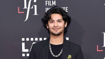 Xolo Maridueña es el encargado de personificar a Blue Beetle. Su madre es mexicana y su padre es de origen cubano-ecuatoriano. Xolo Maridueña es el encargado de personificar a Blue Beetle. Su madre es mexicana y su padre es de origen cubano-ecuatoriano.