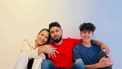 Alejandra vive en Miami desde 2021 junto a su hijo, Sebastián, y ahora también en compañía de su pareja, Beta Mejía. Alejandra vive en Miami desde 2021 junto a su hijo, Sebastián, y ahora también en compañía de su pareja, Beta Mejía.