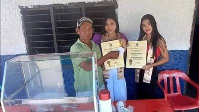 Jóvenes festejaron su graduación con vendedor de empanadas que les fiaba cuando no tenían dinero Jóvenes festejaron su graduación con vendedor de empanadas que les fiaba cuando no tenían dinero