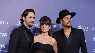 La actriz Penélope Cruz posa, escoltada por el también actor Juan Diego Botto (i) y su hermano, el cantante Eduardo Cruz (d) para la alfombra azul de Los Goya. La actriz Penélope Cruz posa, escoltada por el también actor Juan Diego Botto (i) y su hermano, el cantante Eduardo Cruz (d) para la alfombra azul de Los Goya.