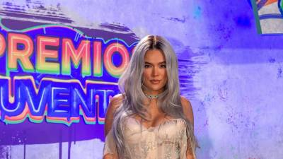 La cantante colombiana Karol G posa este jueves por un colorido espacio que este año reemplazó a la tradicional alfombra roja de los Premios Juventud. La cantante colombiana Karol G posa este jueves por un colorido espacio que este año reemplazó a la tradicional alfombra roja de los Premios Juventud.