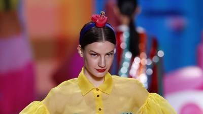 Una modelo desfila con diseños de la colección de otoño-invierno 2023-2024 de Agatha Ruiz de la Prada. Una modelo desfila con diseños de la colección de otoño-invierno 2023-2024 de Agatha Ruiz de la Prada.