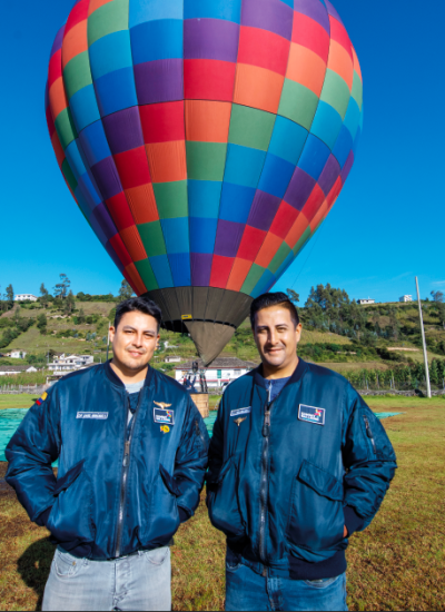 Los hermanos realizaron una instrucción para ser pilotos de globos aerostáticos en 2019 y en 2021 iniciaron operaciones.