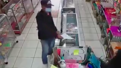 VIDEO: Capturan a sujeto que repartía panfletos para extorsionar a locales en Quito VIDEO: Capturan a sujeto que repartía panfletos para extorsionar a locales en Quito
