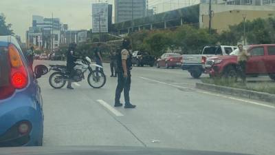 Un artefacto explosivo colocado en una parada de bus de la Av. del Bombero, en Guayaquil, generó pánico en la ciudadanía Un artefacto explosivo colocado en una parada de bus de la Av. del Bombero, en Guayaquil, generó pánico en la ciudadanía
