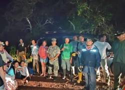Luego de casi dos horas de búsqueda, los rescatistas encontraron a las personas que acampaban en el Jardín de las Opuntias, en la isla San Cristóbal.