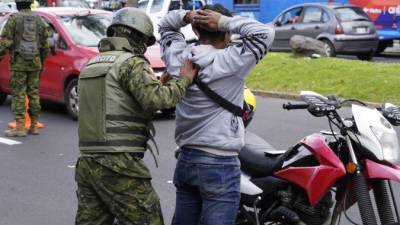 Sargento del Ej&eacute;rcito es enviado a prisi&oacute;n por intentar ingresar un celular oculto en su casco a la c&aacute;rcel de Cuenca