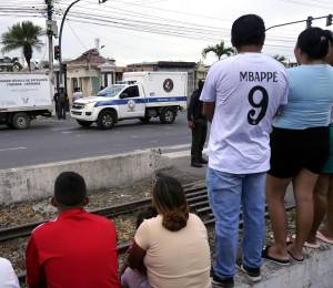 Fotografía que muestra a los vehículos que transportaron los ocho cadáveres hasta la ciudad de Guayaquil.