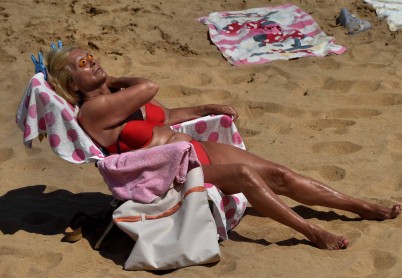 Ciudadanos aprovechan la ola de calor en España