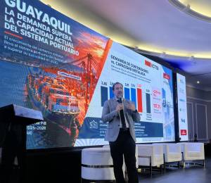 Durante el foro, Martín Moreda, Director de Operaciones de CONTENCON Guayaquil, examinó la proyección portuaria de Guayaquil frente al crecimiento del comercio exterior del Ecuador.