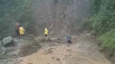 Graban el instante en el que un profesor muere atrapado por un derrumbe en Imbabura Graban el instante en el que un profesor muere atrapado por un derrumbe en Imbabura
