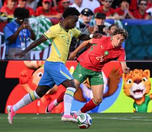 El delantero brasileño Vinicius Junior y el centrocampista marroquí Neil El Aynaoui disputan el balón durante el partido del Grupo C del Mundial de 2026 entre Brasil y Marruecos.