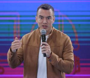 El presidente de Ecuador, Daniel Noboa, habla durante la entrega de 230 millones de dólares en compensaciones pendientes a funcionarios jubilados del país este viernes, en Quito.