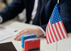 Si el extranjero tiene un Formulario I-485 pendiente, su permiso de permanencia temporal (parole) seguirá vigente.