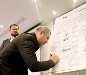 El alcalde Gabriel Balladares durante la firma de un convenio junto a su homólogo de Vinces, Juan Alfonso Montalván, quien recibió prisión preventiva por presunto lavado de activos.