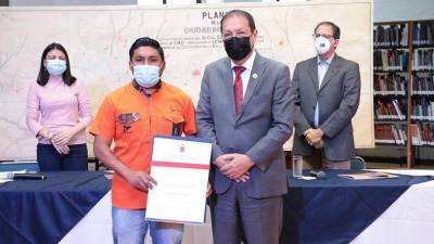 Reconocen a un joven que salvó a ocho personas durante aluvión en Quito Reconocen a un joven que salvó a ocho personas durante aluvión en Quito