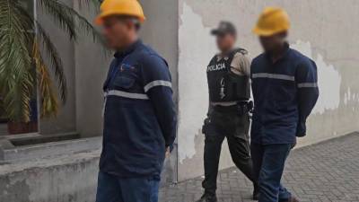 Alerta por falsos funcionarios de CNEL: Capturan a impostores en Guayaquil que fingían revisiones de medidores de luz Alerta por falsos funcionarios de CNEL: Capturan a impostores en Guayaquil que fingían revisiones de medidores de luz