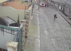 Hombre escapó de la cajuela de un carro para no ser secuestrado en Quito.