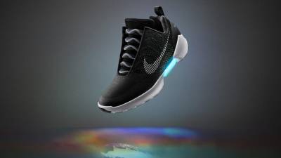 Venderán zapatos deportivos cuyos pasadores se atan solos Venderán zapatos deportivos cuyos pasadores se atan solos