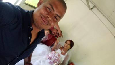 Novios se vuelven virales por viajar a su boda en transporte público Novios se vuelven virales por viajar a su boda en transporte público
