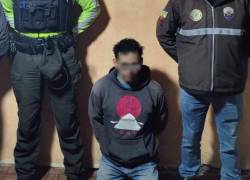 Fotografía que muestra al sospechoso bajo custodia policial.