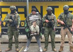 Fotografía que muestra a elementos del Ejército ecuatoriano manteniendo a alias El Indio bajo custodia.