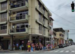 Monigotes ya se exhiben en la Calle 6 de marzo, en Guayaquil.